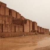 دیوار آجری قصر