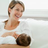 چگونه می فهمید که کودک شما به اندازهٔ کافی شیر می خورد؟