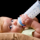 چگونه می توان ترک کردن شیشه شیر را به کودک آموزش داد؟