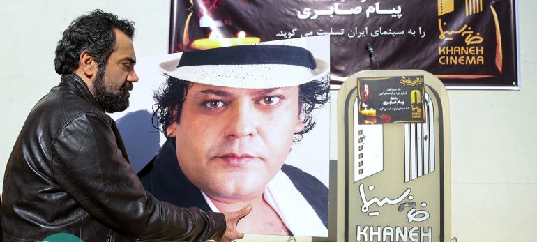 تشییع پیکر زنده یاد پیام صابری و بی قراری های زیبا بروفه در سوگ همسرش
