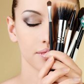 آرایش زیاد برابر است با پوست مریض