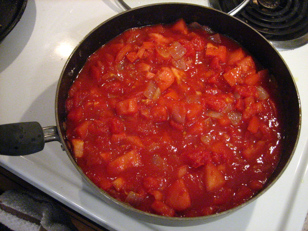 Овощи с томатной пастой на сковороде. Соус с томатом в сотейнике. Томатный соус на сковороде. Томатная подлива к макаронам из помидор. Томатная подливка в сковороду.