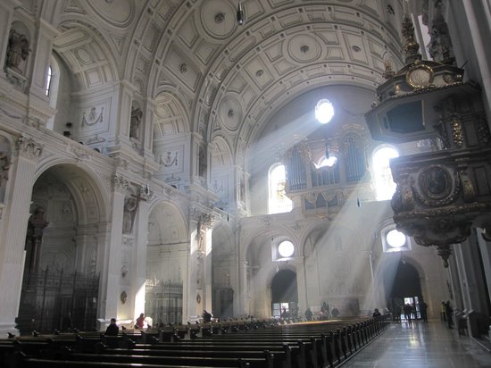 پروژه ی کلیسای «لاس پاژاریتوس» تابش ملایم نور به داخل کلیسا