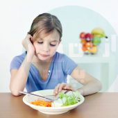 چگونه باید غذا خوردن را به کودک آموزش دهیم؟