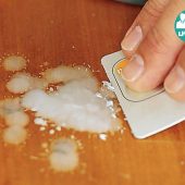 چگونه لکه شمع را از سطوح مختلف پاک کنیم؟
