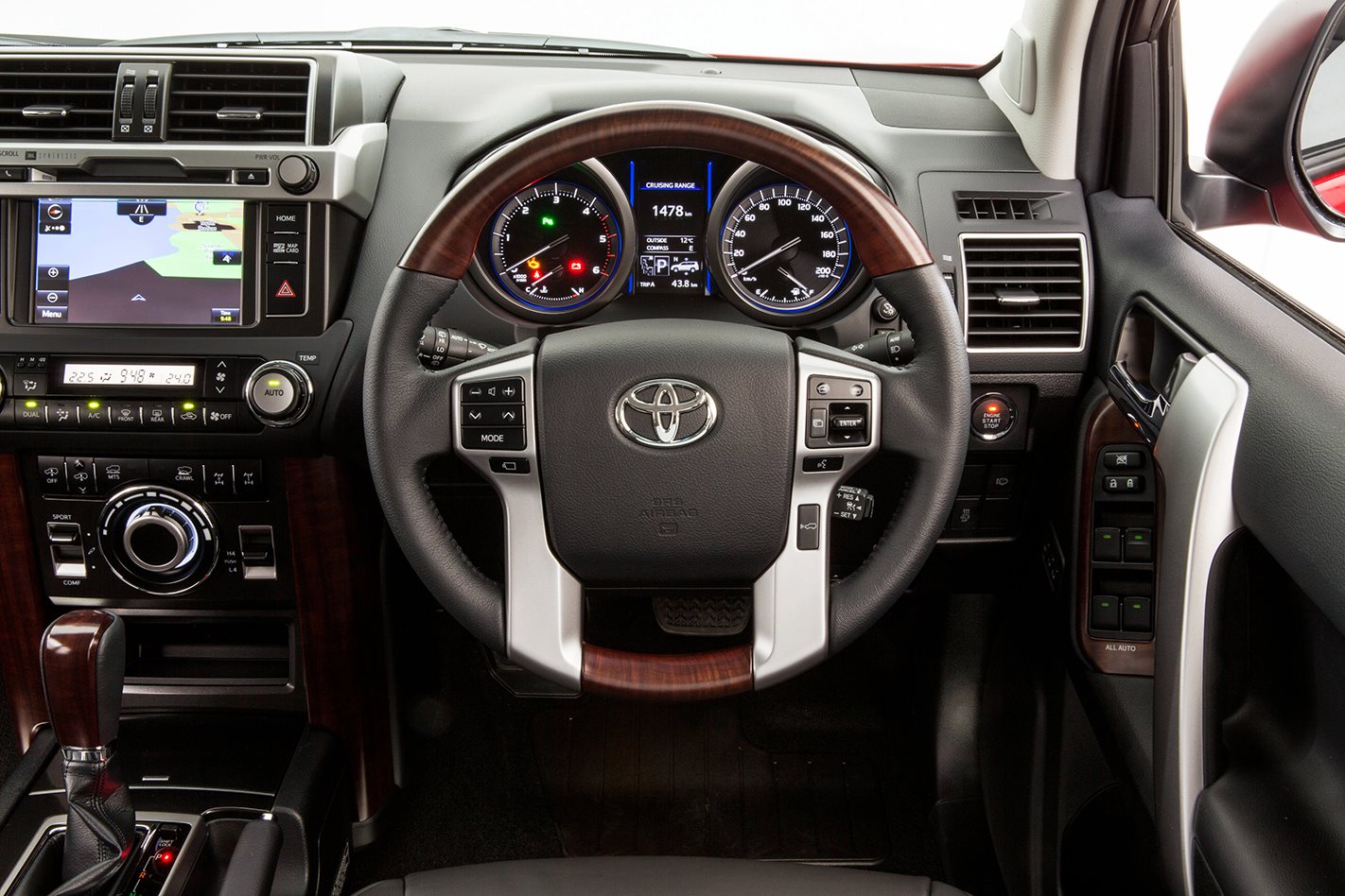نقد وبررسی تویوتا لندکروزر پرادو (2017 Toyota LandCruiser Prado)