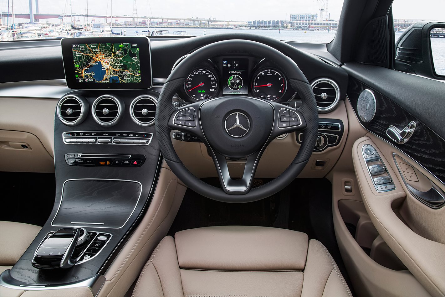 نقد و بررسی مرسدس بنز GLC یک اس یو وی زیبا (2017 Mercedes-Benz GLC)