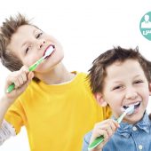چگونه کودکان را وادار به مسواک زدن کنیم؟