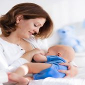 امتیازات تغذیه با شیر مادر